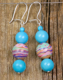 Korvakorut turkoosivärjätty magnesiitti ja raitakivi kookkaat. raita2B