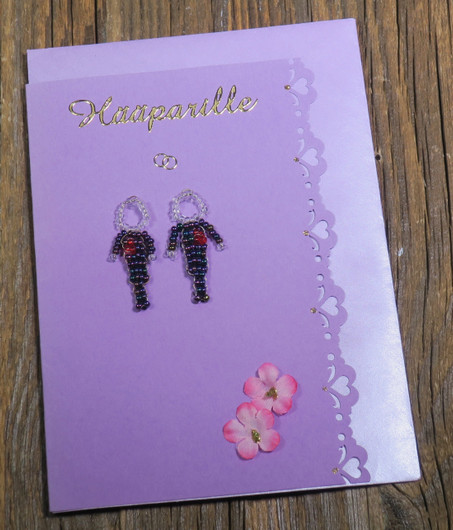 Postikortti Hääparille, miespari on helmistä punottu hopealankaan