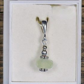 Riipus prehniitti, viistehiottu, hopeakukat, siro. A. Crista