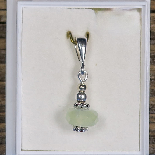 Riipus prehniitti, viistehiottu, hopeakukat, siro. A. Crista