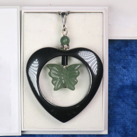 Riipus vihreä aventuriiniperhonen hematiittisydämessä