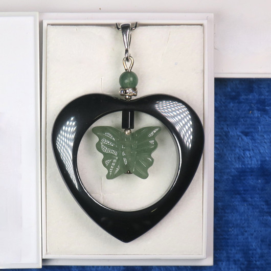 Riipus vihreä aventuriiniperhonen hematiittisydämessä