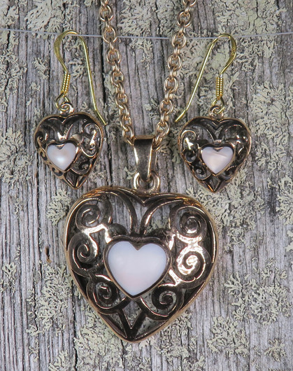 Pronssikorusetti punertava helmiäissydän, korvakorut, riipus ketjussa