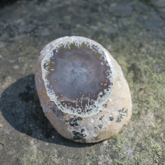 Akaatti jonka sisällä vesi liikkuu 60x50x35mm, 123g vesiakaatti