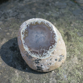 Akaatti jonka sisällä vesi liikkuu 60x50x35mm, 123g vesiakaatti