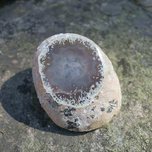 Akaatti jonka sisällä vesi liikkuu 60x50x35mm, 123g vesiakaatti