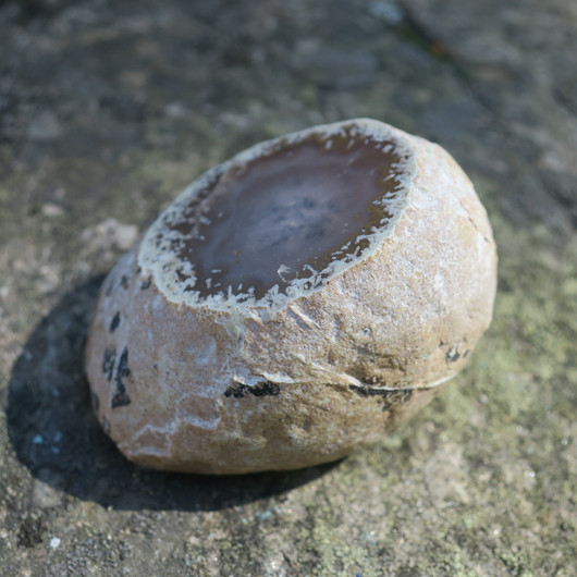 Akaatti jonka sisällä vesi liikkuu 60x50x35mm, 123g vesiakaatti