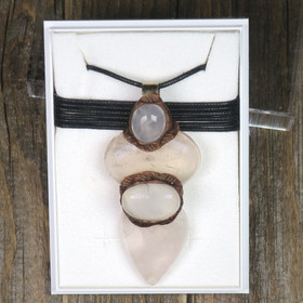 Riipus ruusukvartsi 4 kiveä, pituus 6cm. nro x4