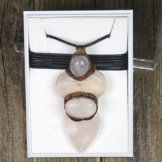 Riipus ruusukvartsi 4 kiveä, pituus 6cm. nro x4