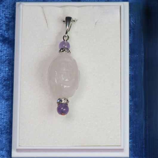 Riipus ruusukvartsi kuviokaiverrettu, ametisti ja zirkonikoristein RHA