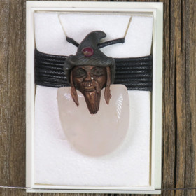 Riipus ruusukvartsi piksihahmo rubiini hatussaan nro3