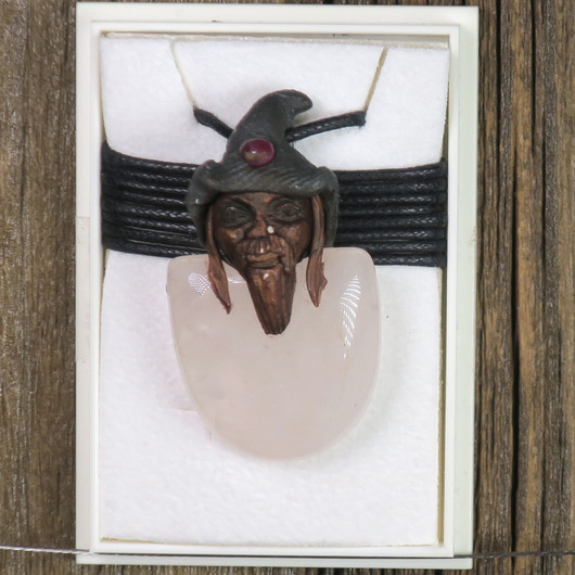 Riipus ruusukvartsi piksihahmo rubiini hatussaan nro3