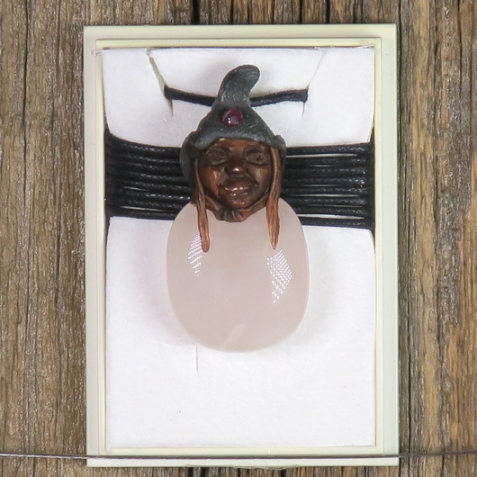 Riipus ruusukvartsi piksihahmo rubiini hatussaan nro1