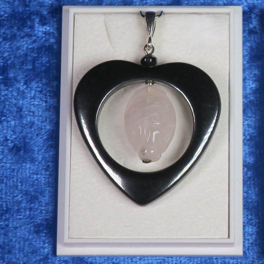 Riipus ruusukvartsi kaiverrettu ja hematiittisydän sisäkkäin HXW