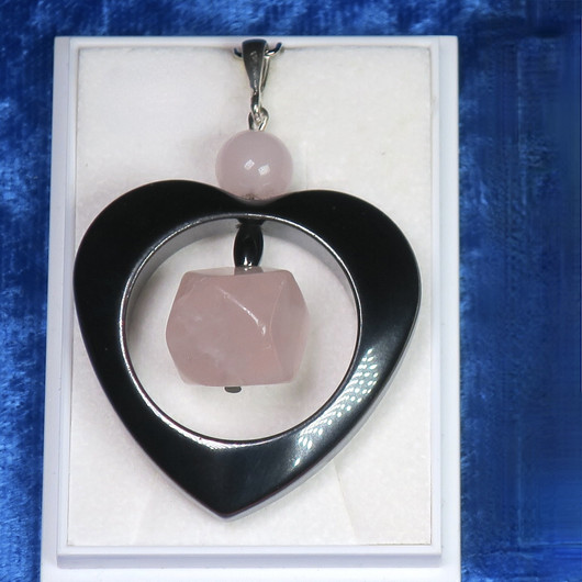 Riipus ruusukvartsi kulmikas ja hematiittisydän. 2