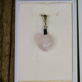 Riipus ruusukvartsisydän ja hematiitti