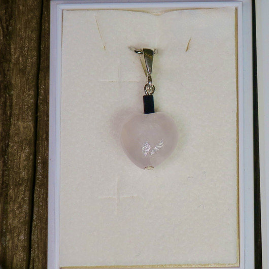 Riipus ruusukvartsisydän ja hematiitti