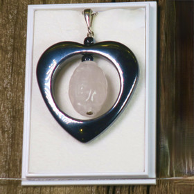 Riipus ruusukvartsi kaiverrettu ja hematiittisydän sisäkkäin HXX