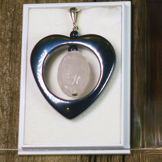 Riipus ruusukvartsi kaiverrettu ja hematiittisydän sisäkkäin HXX