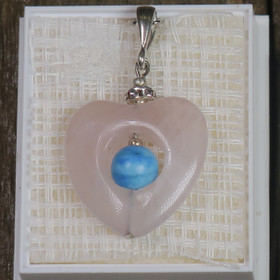 Riipus ruusukvartsisydämen sisällä magnesiitti 