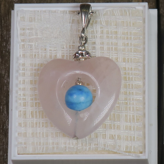 Riipus ruusukvartsisydämen sisällä magnesiitti 