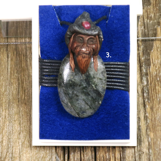 Riipus rutiilikvartsi piksihahmo, rubiini hatussa. Valitse