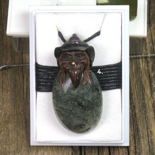 Riipus rutiilikvartsi piksihahmo, rubiini hatussa. Valitse