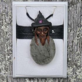 Riipus rutiilikvartsi piksihahmo, rubiini hatussa. Valitse