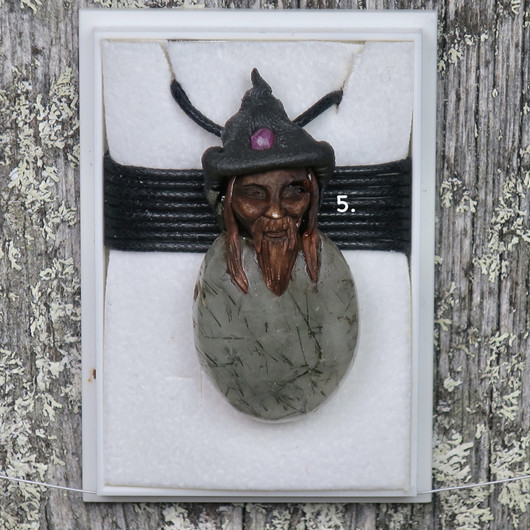 Riipus rutiilikvartsi piksihahmo, rubiini hatussa. Valitse