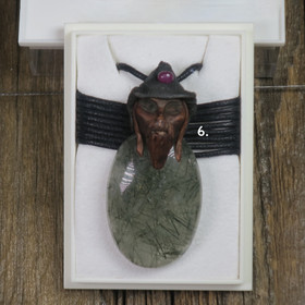 Riipus rutiilikvartsi piksihahmo, rubiini hatussa. Valitse