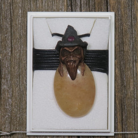 Riipus keltainen aventuriini ovaali piksihahmo rubiini hatussa pi24