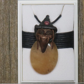 Riipus keltainen aventuriini ovaali piksihahmo rubiini hatussa pi22