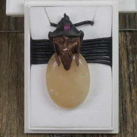 Riipus keltainen aventuriini ovaali piksihahmo rubiini hatussa pi10