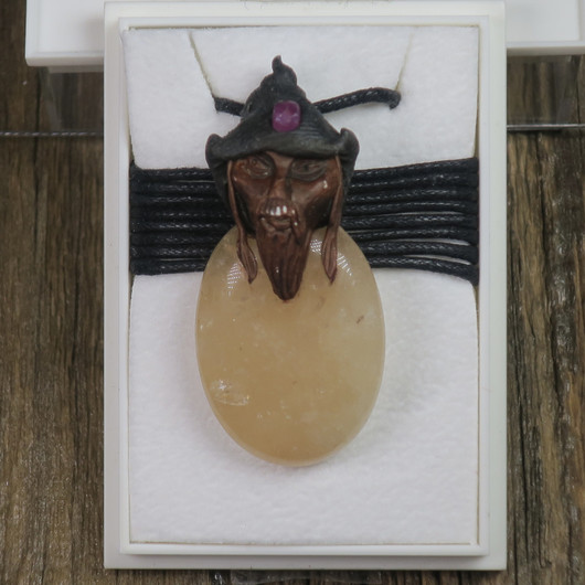 Riipus keltainen aventuriini ovaali piksihahmo rubiini hatussa pi10