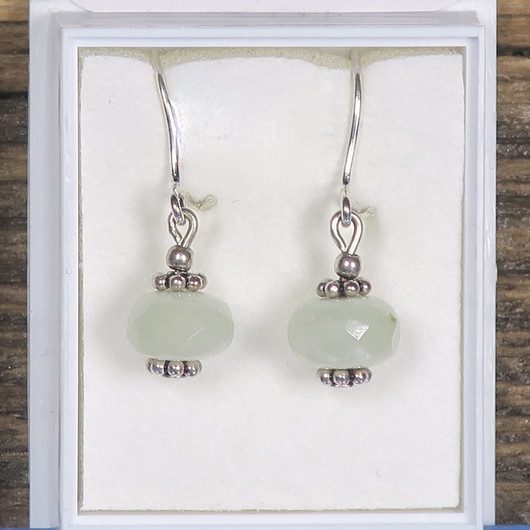 Korvakorut prehniitti 1 viistehiottu, hopeakukat. Crista