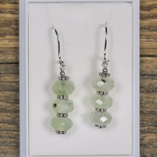 Korvakorut prehniitti 3 viistehiottua, väleissä hopeakukat 3VH. Crista