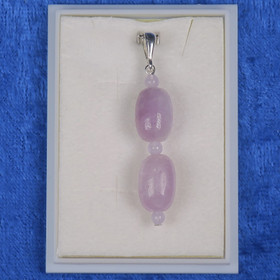 Riipus kunziitti, 2 pitkäkäistä kuntsiittihelmeä