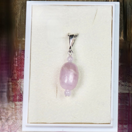 Riipus kunziittiriipus, pitkäkäinen kuntsiittihelmi 