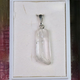 Riipus väritön läpinäkyvä spodumeeni