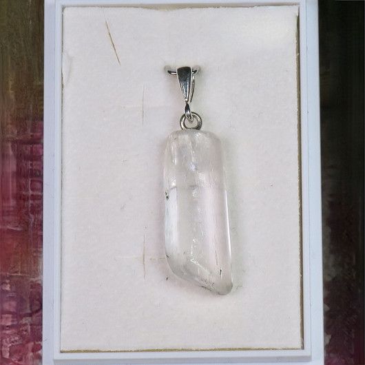 Riipus väritön läpinäkyvä spodumeeni