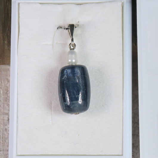 Riipus sininen kyaniitti ja helmi