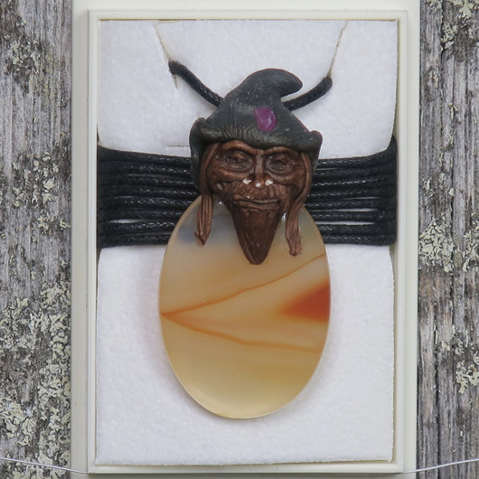 Riipus karneoli piksihahmo ovaali, rubiini hatussa pixi7