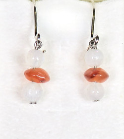 Korvakorut kuukivi ja karneoli. Siro