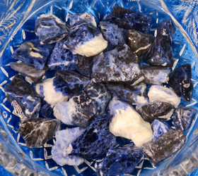 Sodaliitti raaka eri kokoisia 500g/ erä