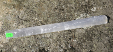 Seleniitti chakrahoitosauva, raaka, n.38cm, 400g chakra healing wand
