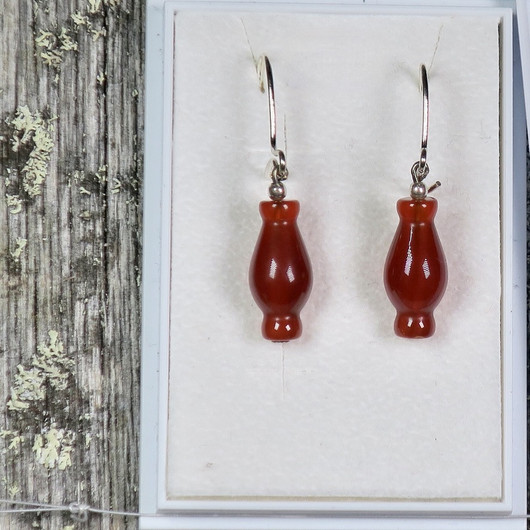 Korvakorut karneoli muodokas