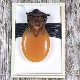 Riipus karneoli piksihahmo ovaali, rubiini hatussa pix17