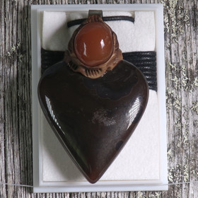 Riipus karneoli hahmo liukusolmunauhassa KAR10