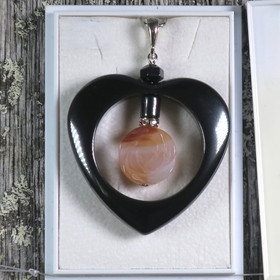 Riipus karneoliruusu ja hematiittisydän sisäkkäin HEKA3