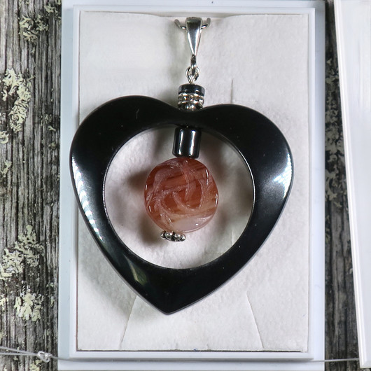 Riipus karneoliruusu hematiittisydämen sisällä, zirkonikoristein HEKA4